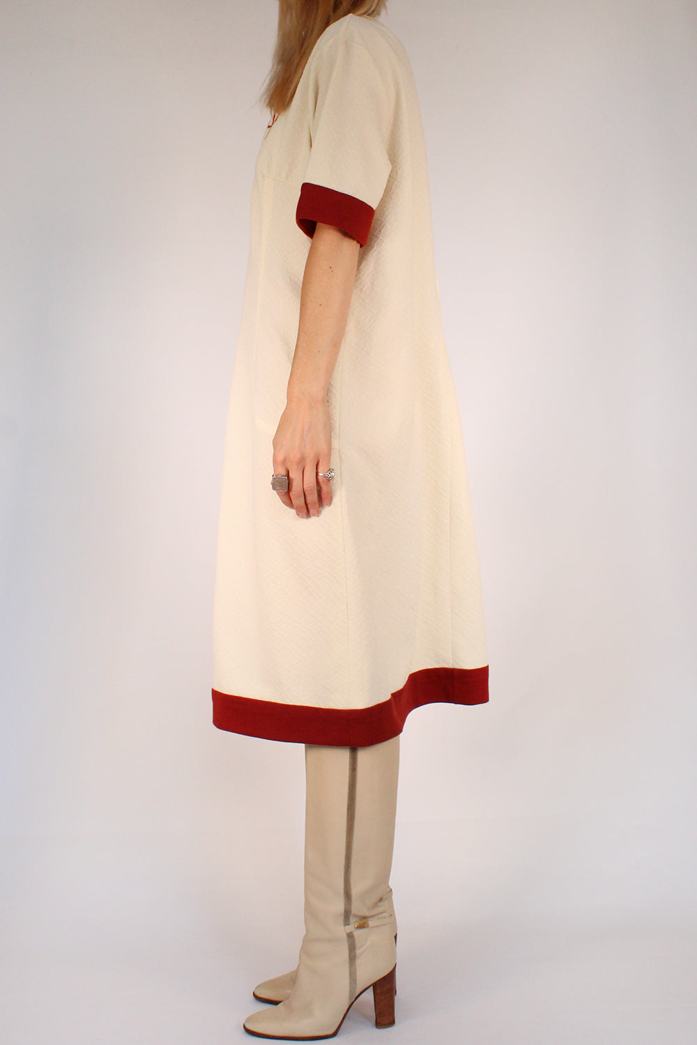 Vintage jaren 60 geborduurde midi jurk creme-brique gedragen zijkant - polyester getailleerde jurk met korte mouw