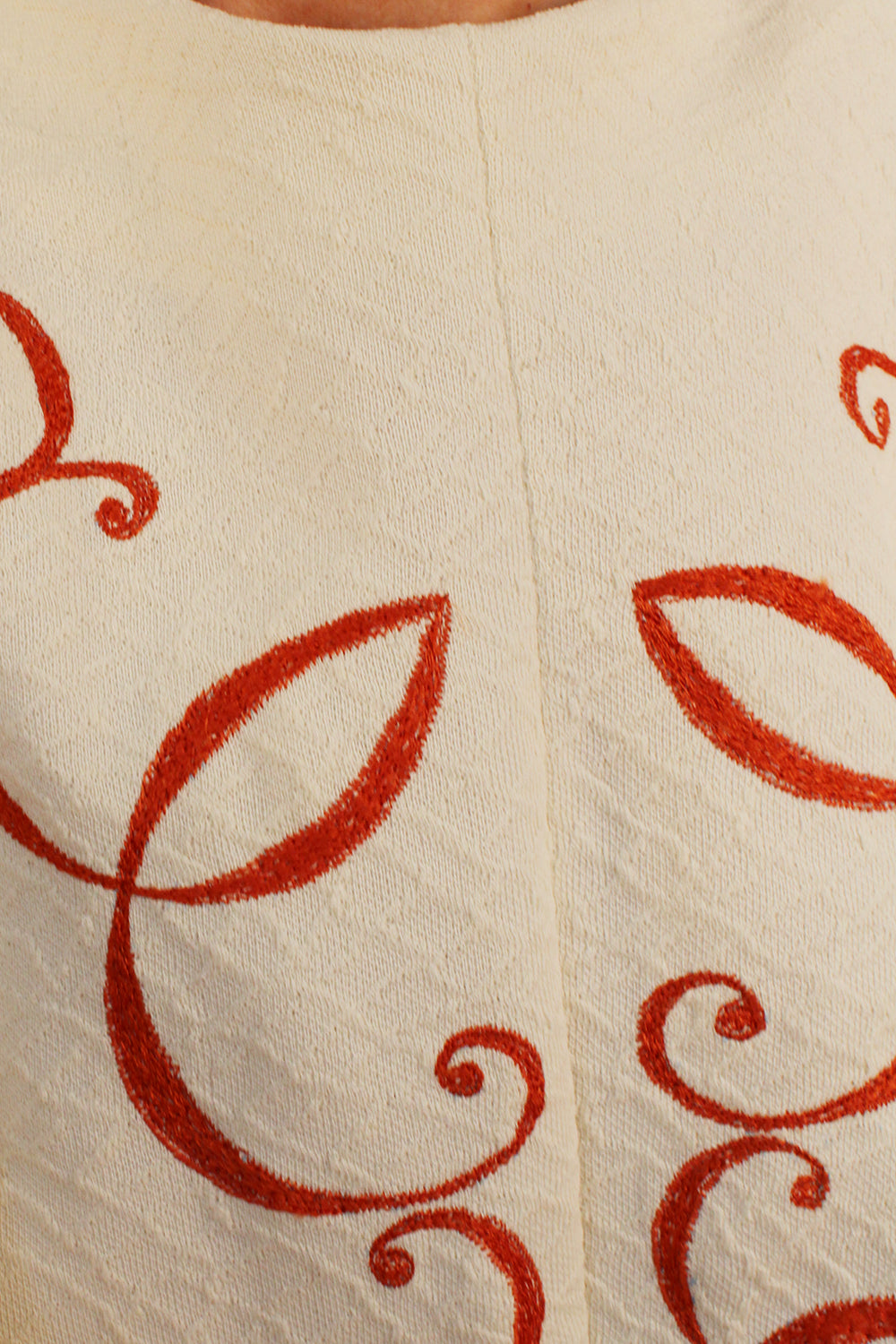 Afbeelding 4: Vintage jaren 60 geborduurde midi jurk creme-brique detail - close-up van geborduurde details en structuur