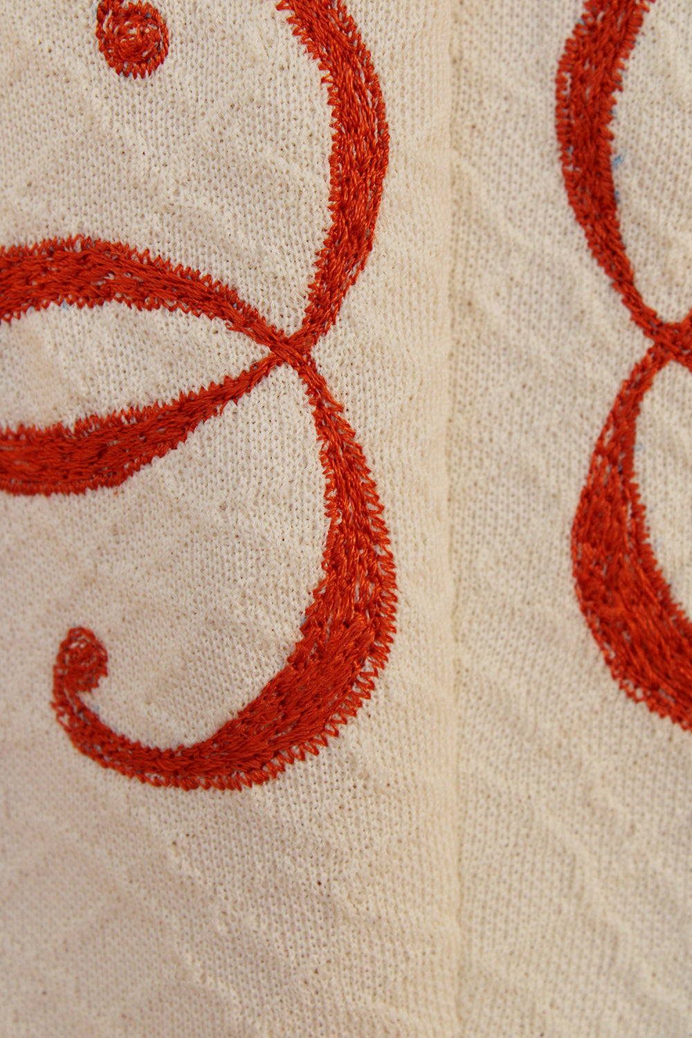 Afbeelding 4: Vintage jaren 60 geborduurde midi jurk creme-brique - close-up van geborduurde details en structuur