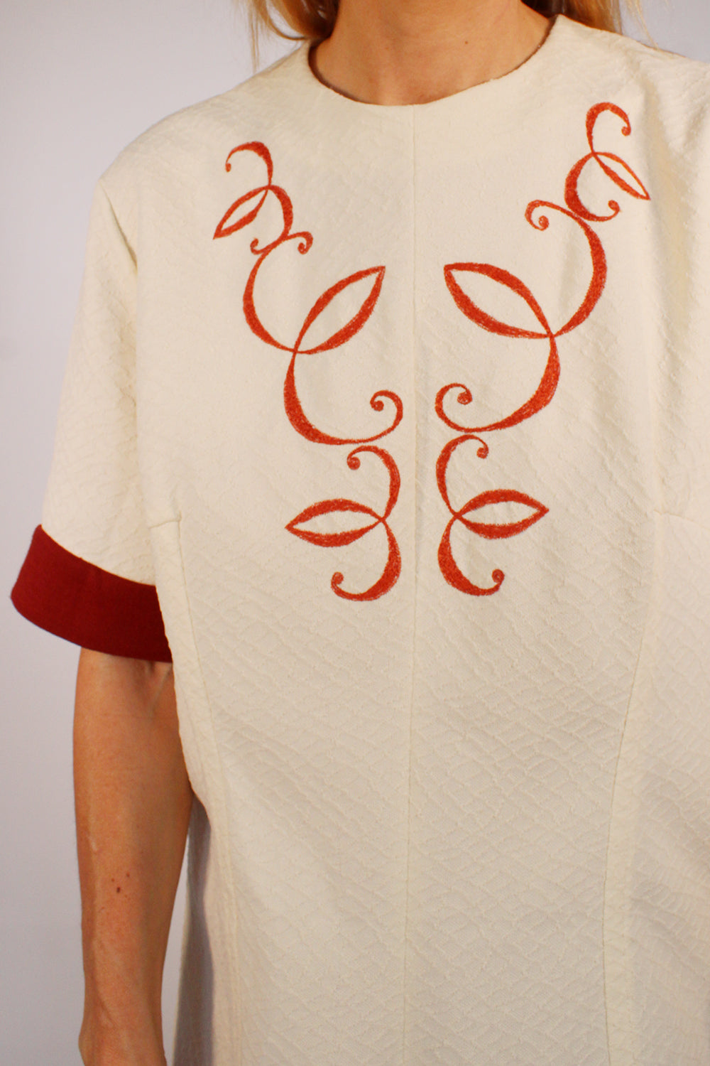 Afbeelding 6: Vintage jaren 60 geborduurde midi jurk creme-brique detail borduurwerk - detail van geborduurde hals