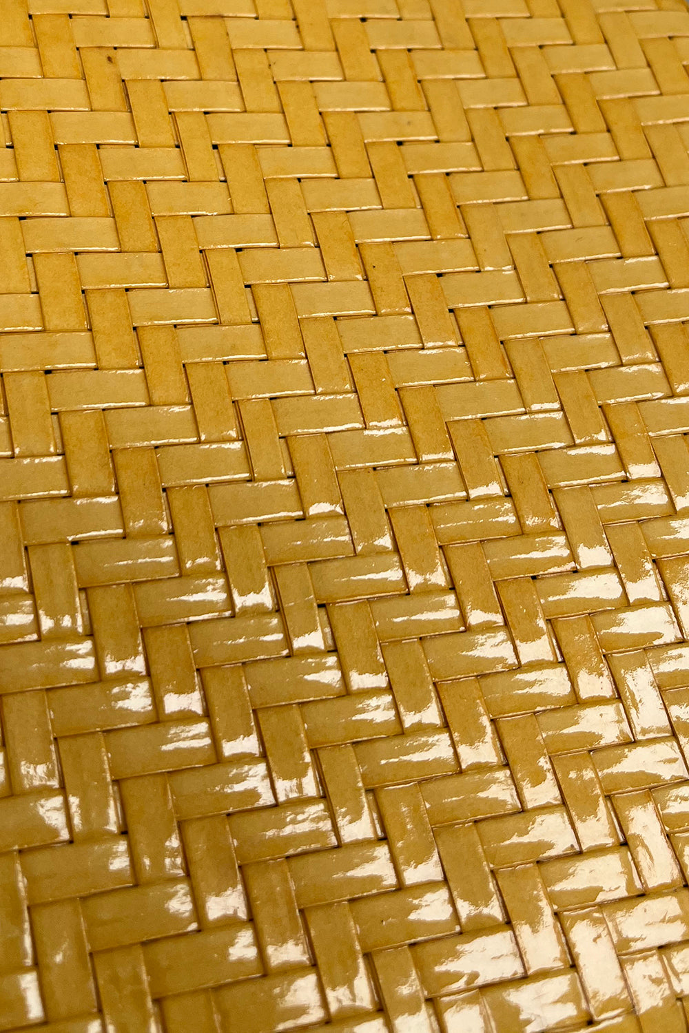 Vintage jaren 60 trapezium schoudertas geel met rattan look detail - close-up van gevlochten rattan textuur