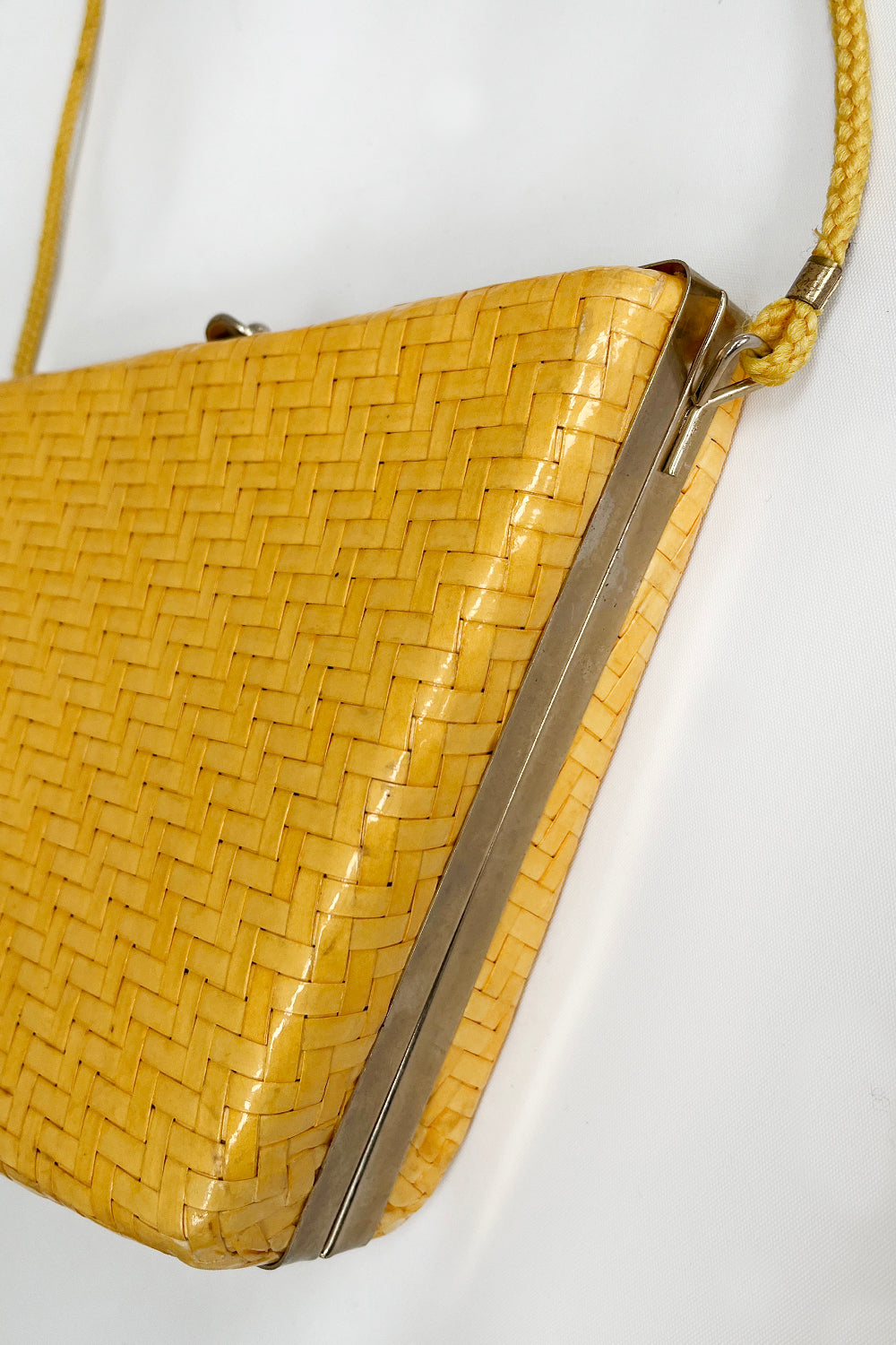 Vintage jaren 60 trapezium schoudertas geel met rattan look voorkant - Italiaanse statement tas met metalen knipsluiting