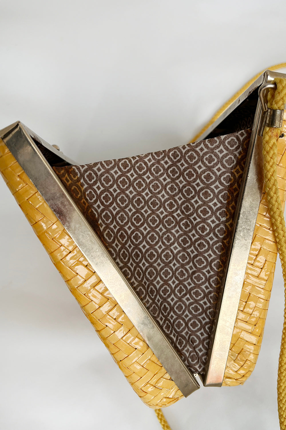 Vintage jaren 60 trapezium schoudertas geel met rattan look zijkant - Italiaanse statement tas