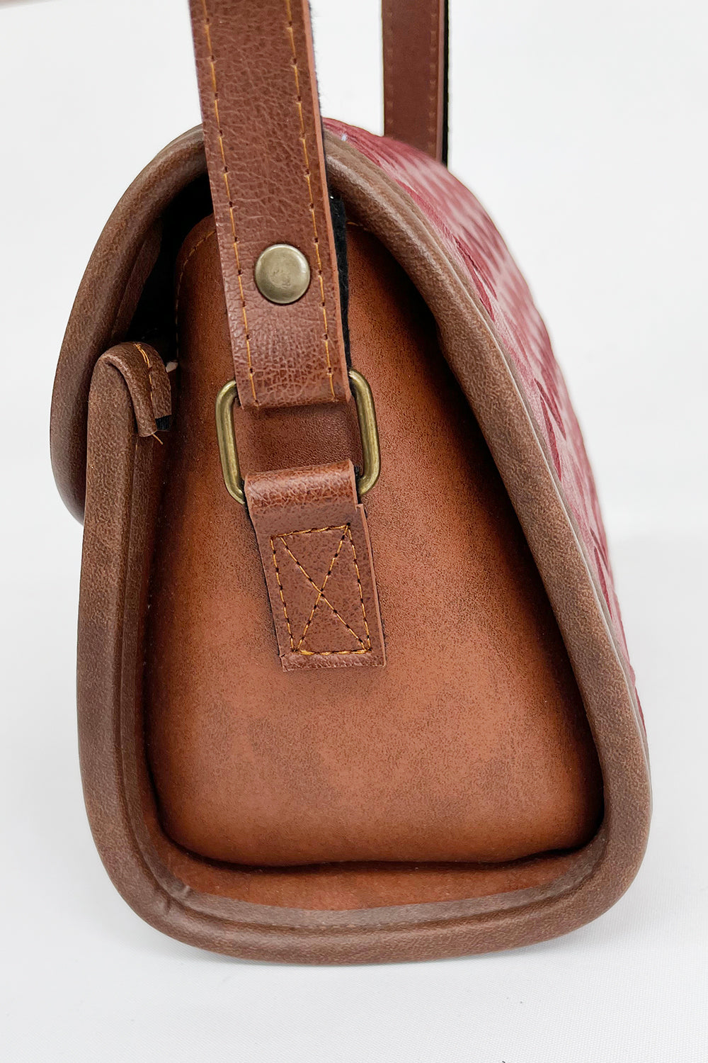 Vintage vegan leather schoudertas rood-bruin zijkant - compacte vegan leather tas