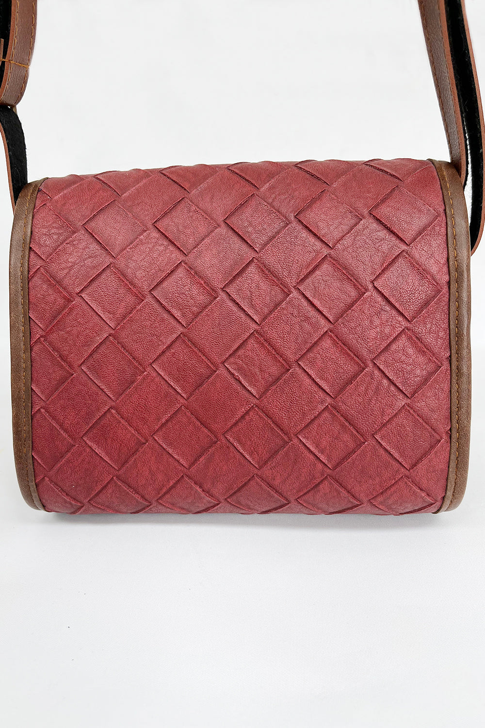 Vintage vegan leather schoudertas rood-bruin achterkant - compacte tas styling