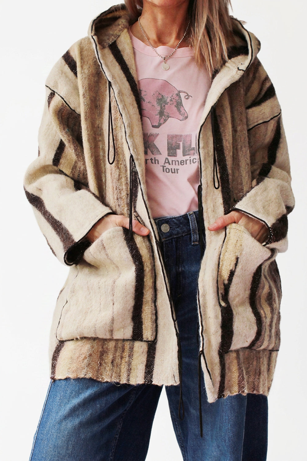 Vintage jaren 90 handgemaakte wollen blanket coat met capuchon in crème, beige en donkerbruin gestreept — voorkant