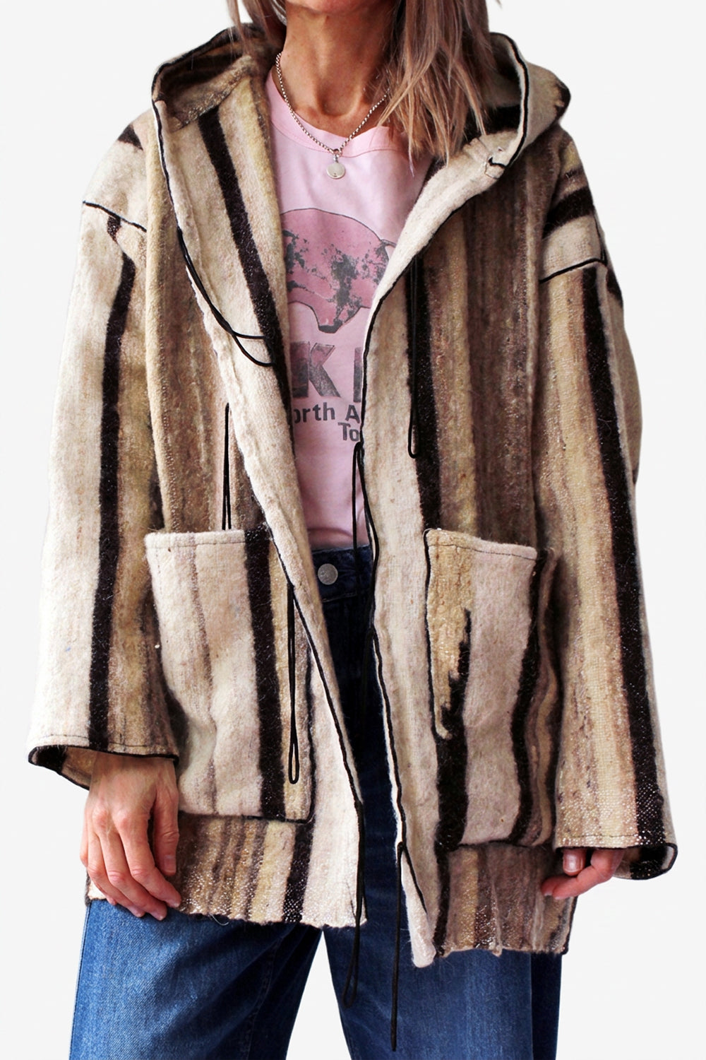 Oversized vintage wollen dekenjas met grote capuchon en koordjes — vooraanzicht