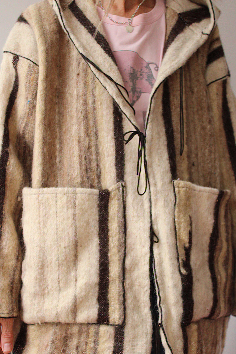 Oversized vintage wollen dekenjas met grote capuchon en koordjes — vooraanzicht