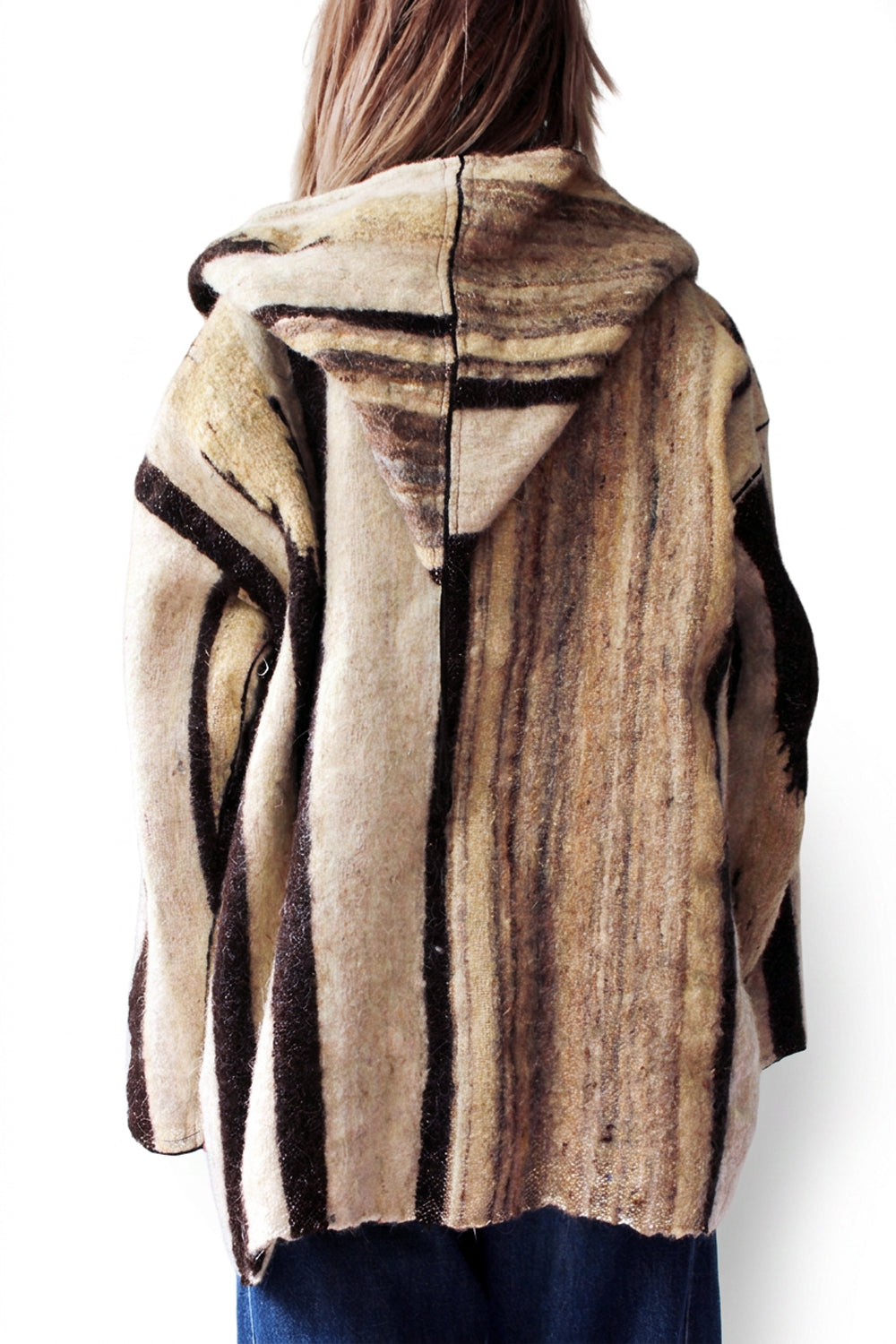 Oversized vintage wollen dekenjas met grote capuchon en koordjes — achterkant