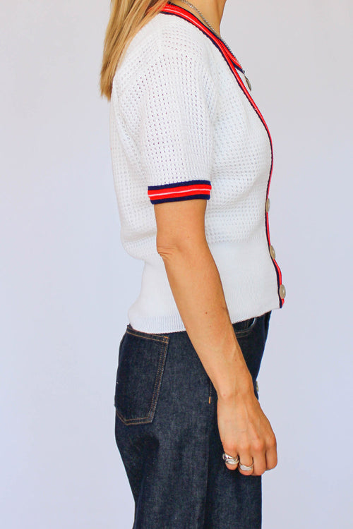 Zijaanzicht van vintage 1970s top met vestje met slanke pasvorm en zachte breistructuur