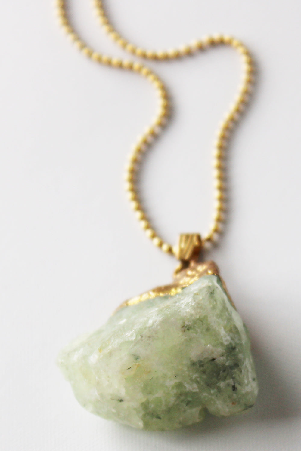 Metalen ketting met natuursteen hanger