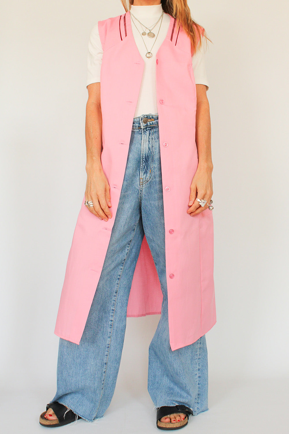 Vintage 1970s werkschort jurk jaren 70 schortjurk - model draagt jurk voorkant