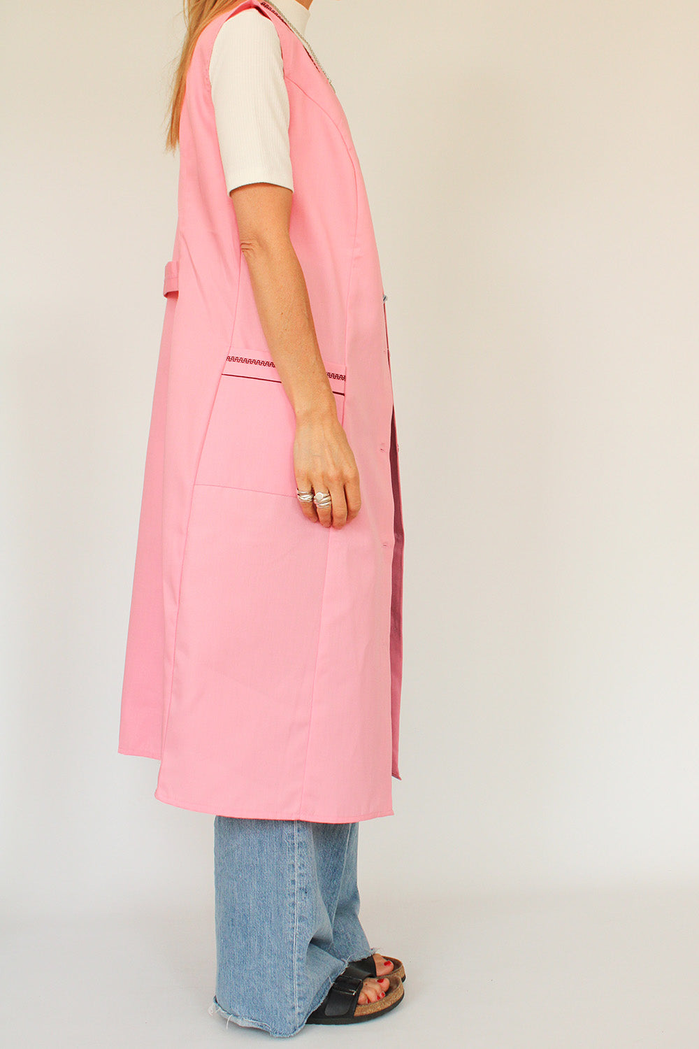 Vintage 1970s werkschort jurk jaren 70 schortjurk - model draagt jurk zijkant
