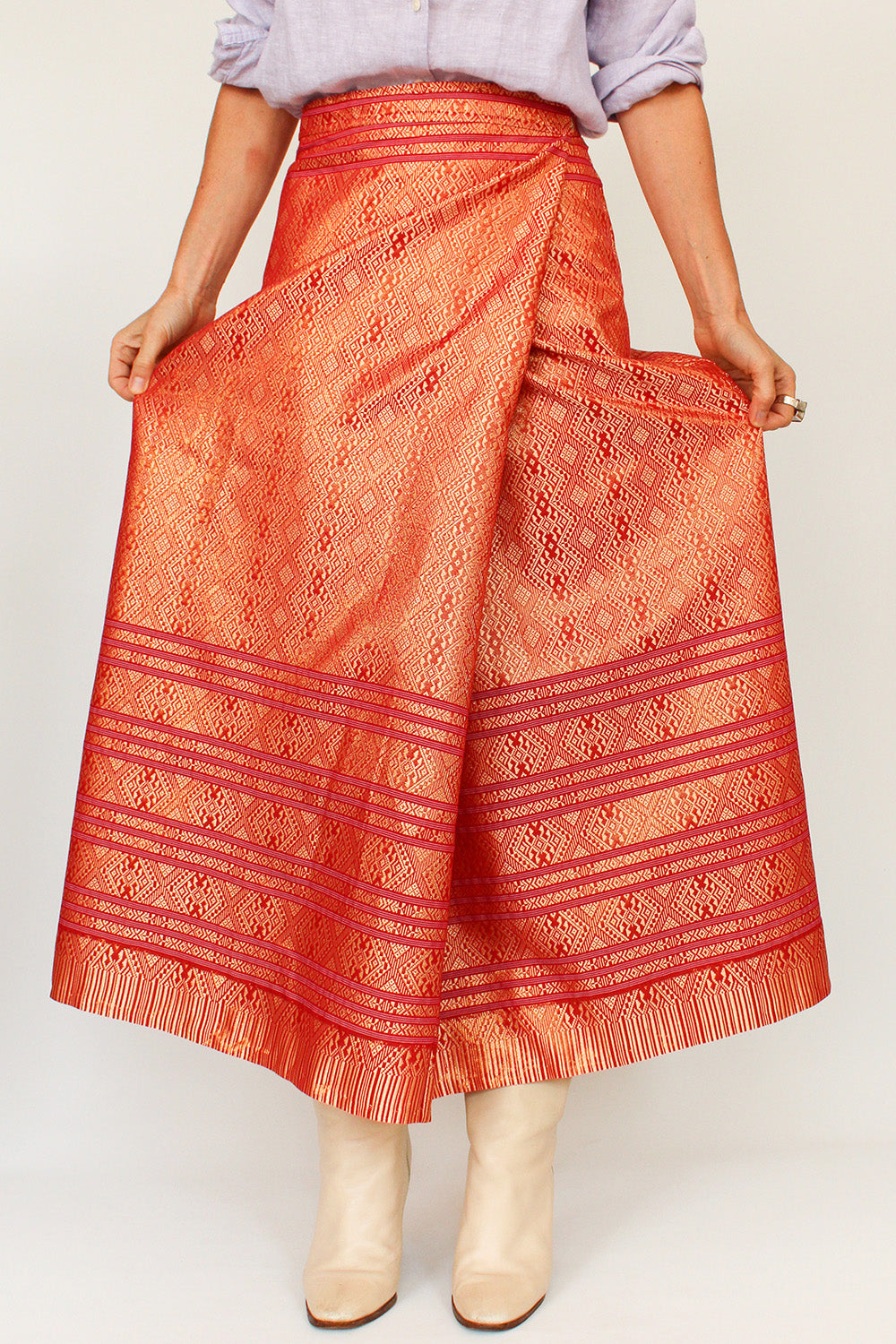 Detail van overslagconstructie en sluiting van vintage oriental wikkelrok