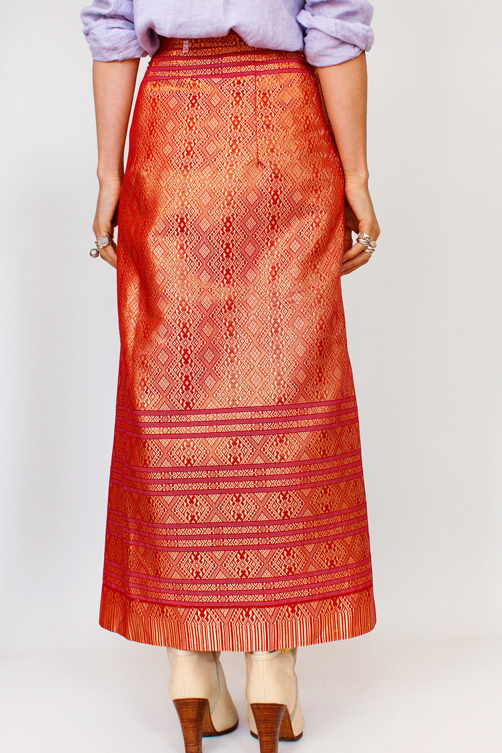 Achterkant van vintage oriental overslagrok met doorlopend patroon en soepel silhouet