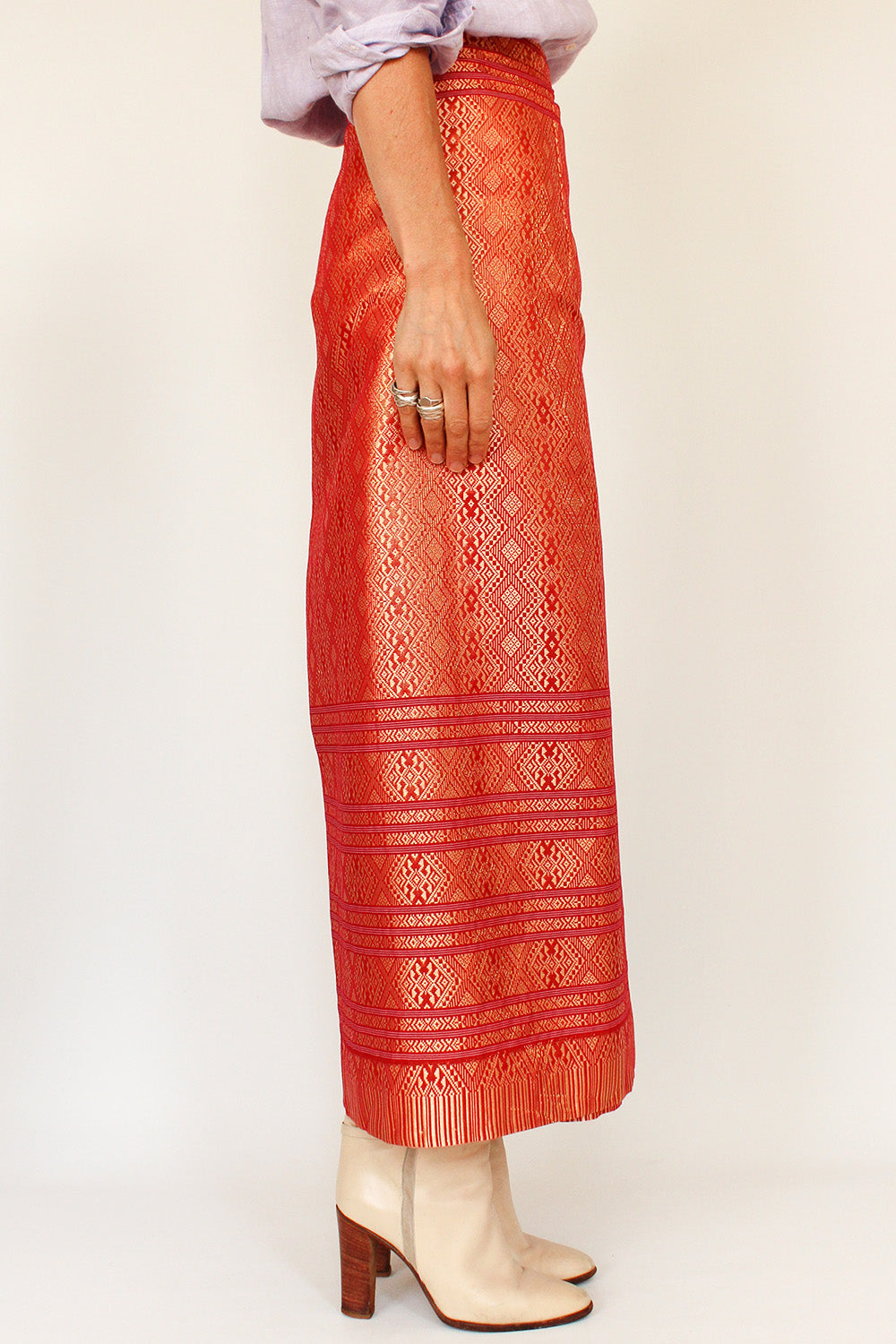 Zijaanzicht van vintage oriental dames overslagrok met vloeiende pasvorm en decoratief patroon