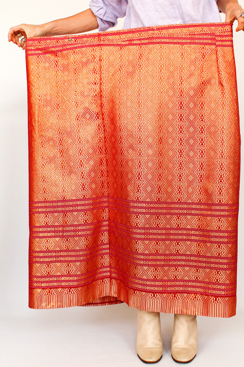 Close-up van oosters geïnspireerd patroon en stofstructuur van vintage overslagrok