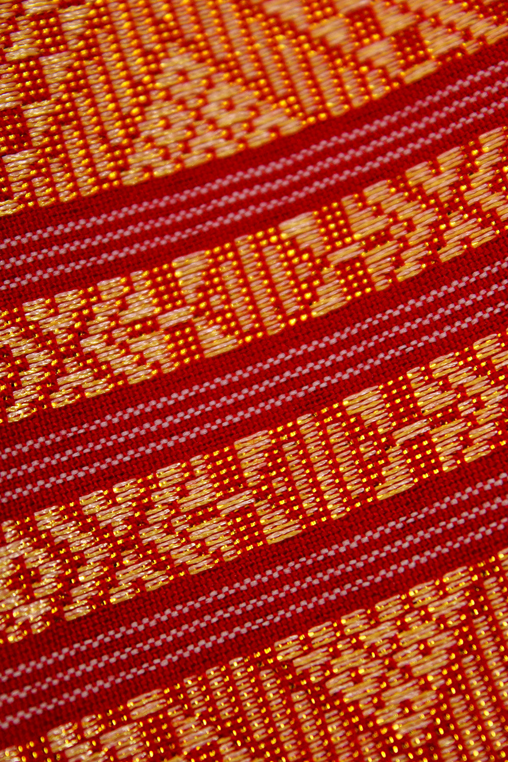 Close-up van oosters geïnspireerd patroon en stofstructuur van vintage overslagrok