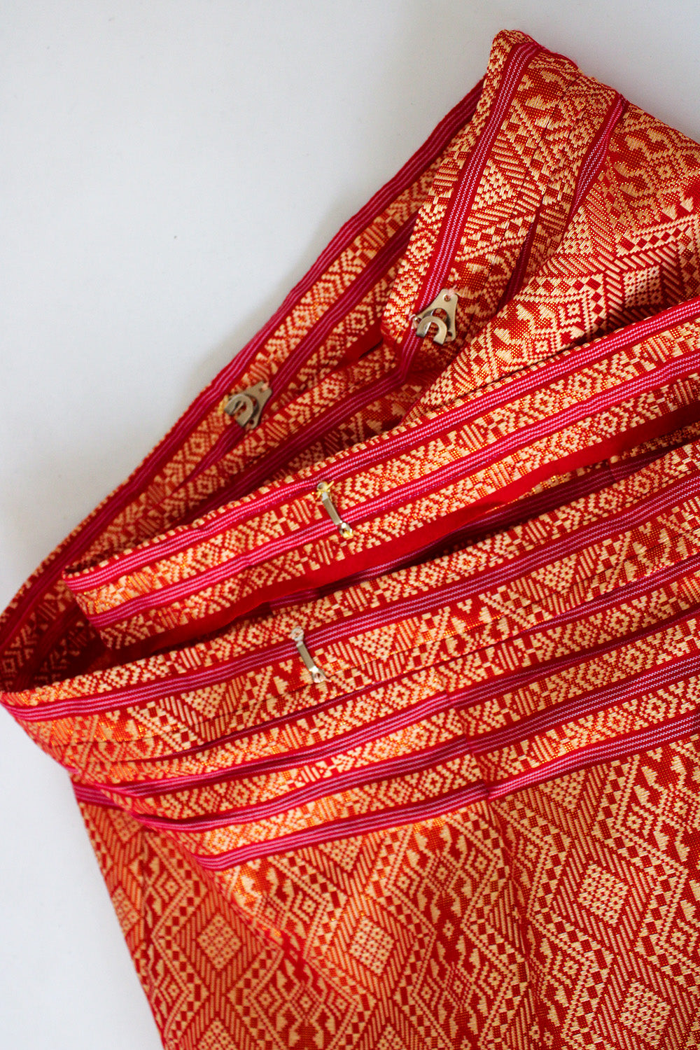 Close-up van oosters geïnspireerd boord en stofstructuur van vintage overslagrok