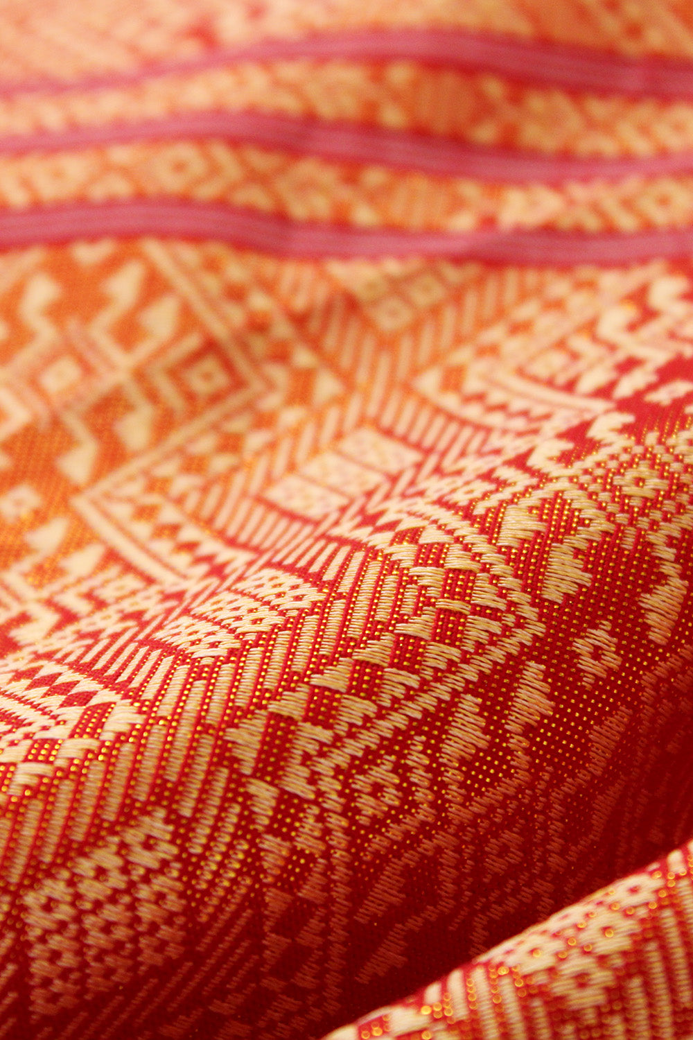 Close-up van oosters geïnspireerd patroon en stofstructuur van vintage overslagrok