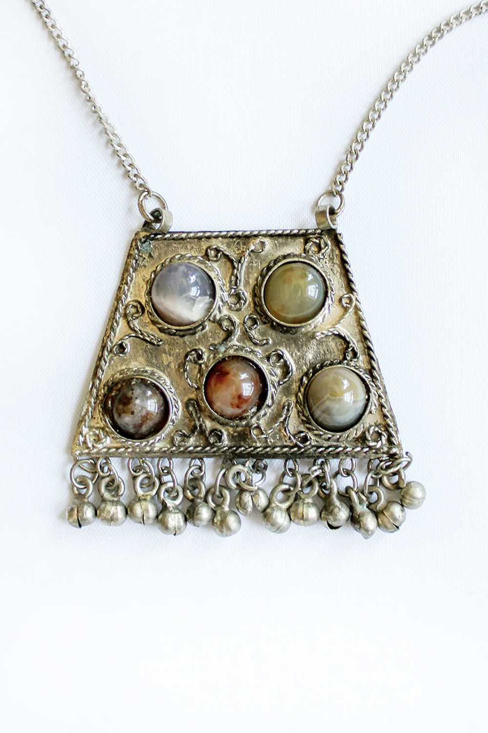Vintage jaren 70 Indiase ketting met natuursteen en belletjes - zilverkleurige bohemian statement ketting
