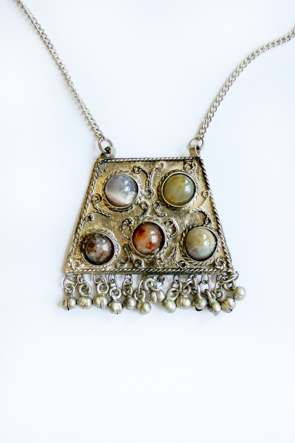 Vooraanzicht vintage jaren 70 Indiase ketting met natuursteen en belletjes - zilverkleurige bohemian statement ketting