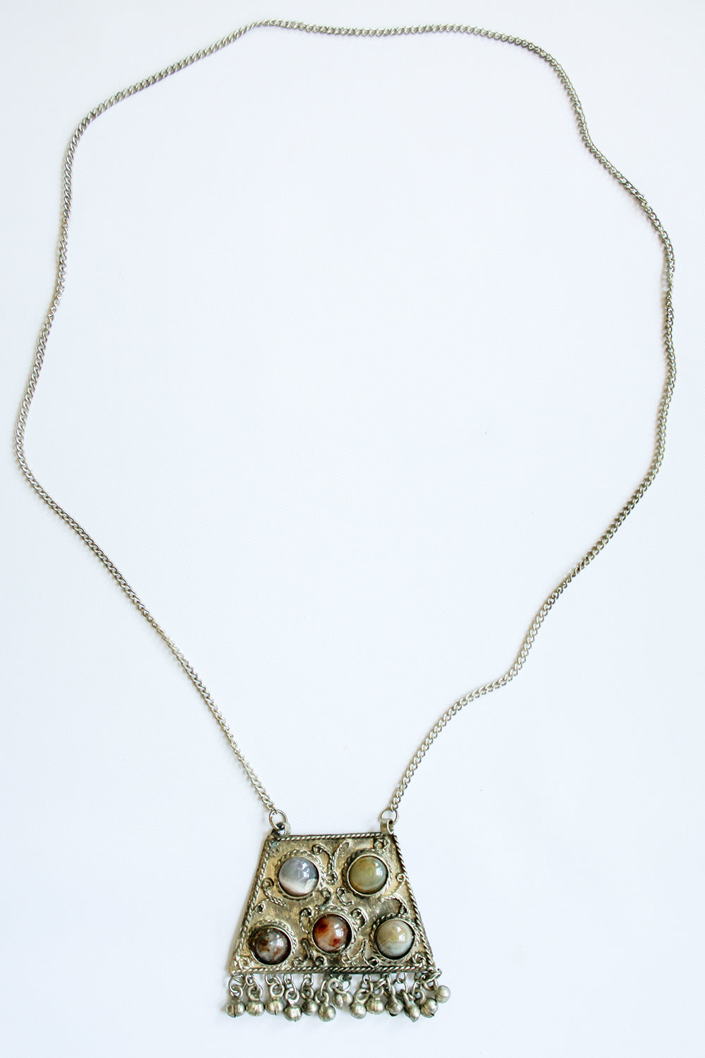 Totaalbeeld vintage jaren 70 Indiase ketting met natuursteen en belletjes - zilverkleurige bohemian statement ketting