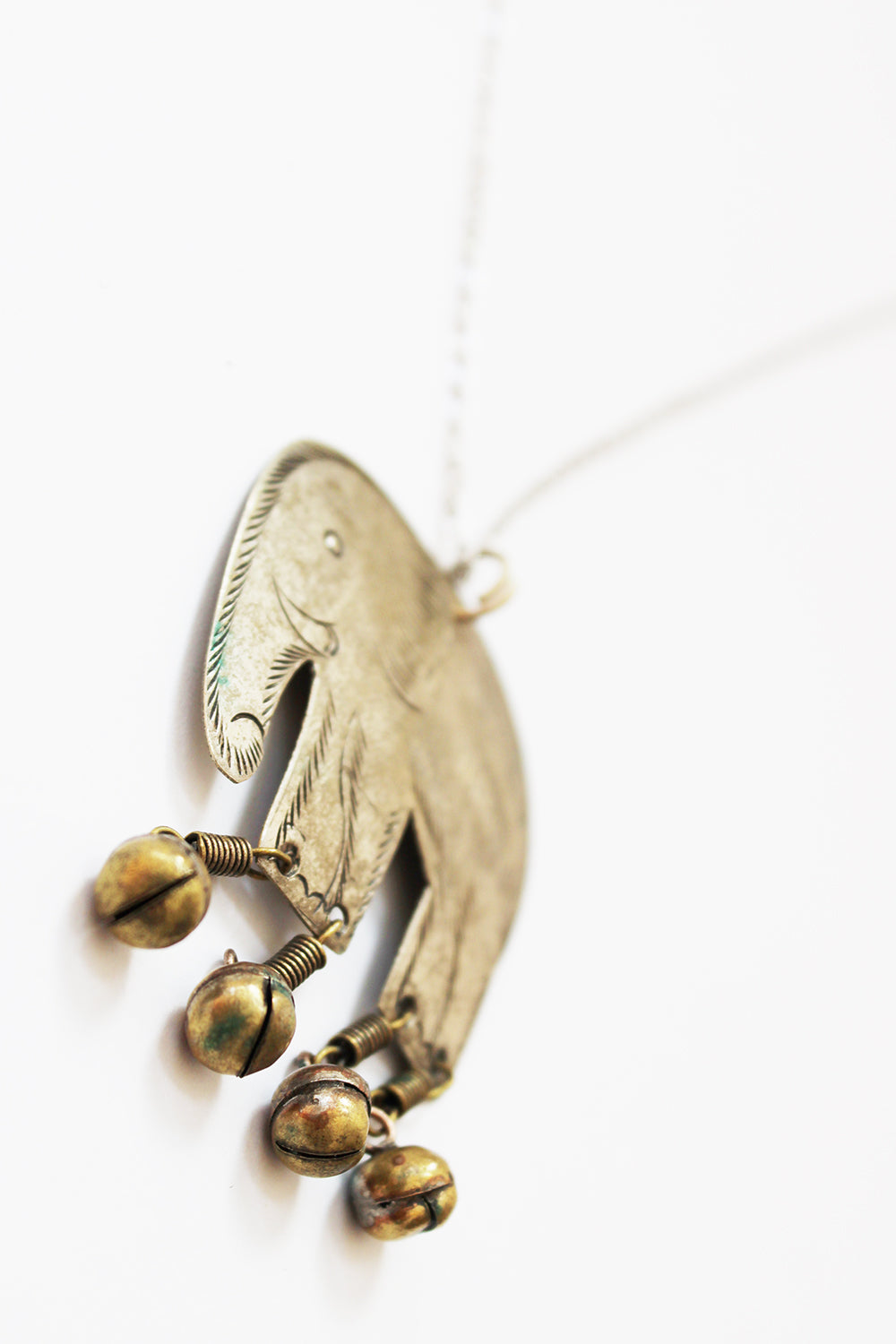 Detail materiaal Vintage jaren 70 Indiase ketting met olifant hanger en belletjes - zilverkleurige ethnic statement ketting