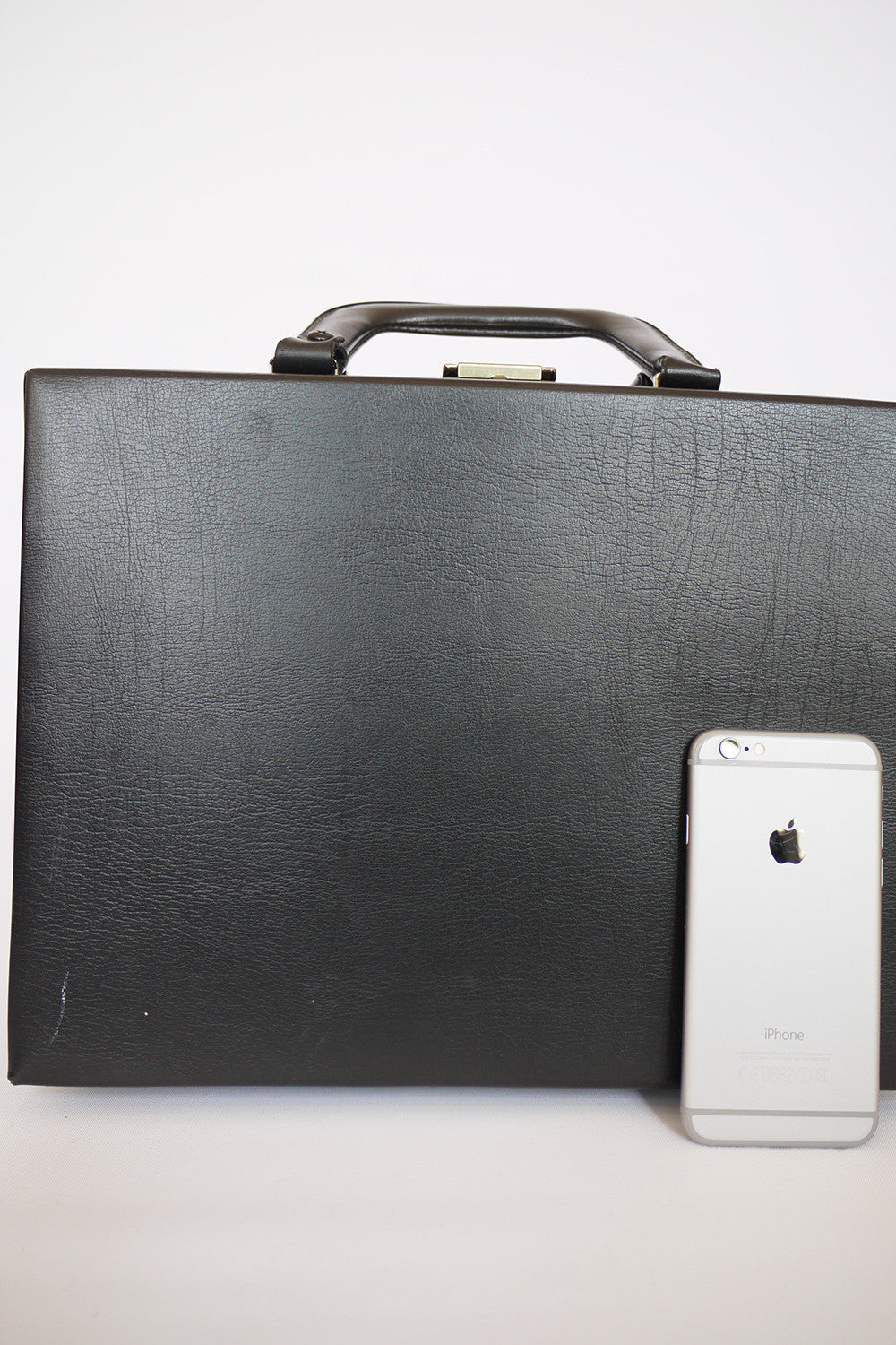 Achterkant van vintage sixties koffer met strak silhouet en klassieke afwerking