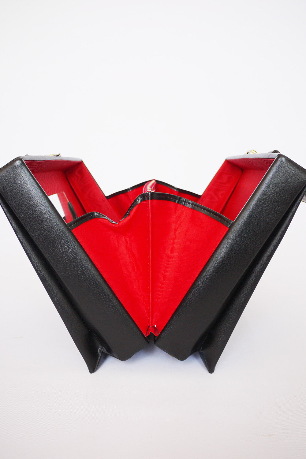 Close-up van materiaalstructuur en patina van vintage sixties reiskoffer zijkant