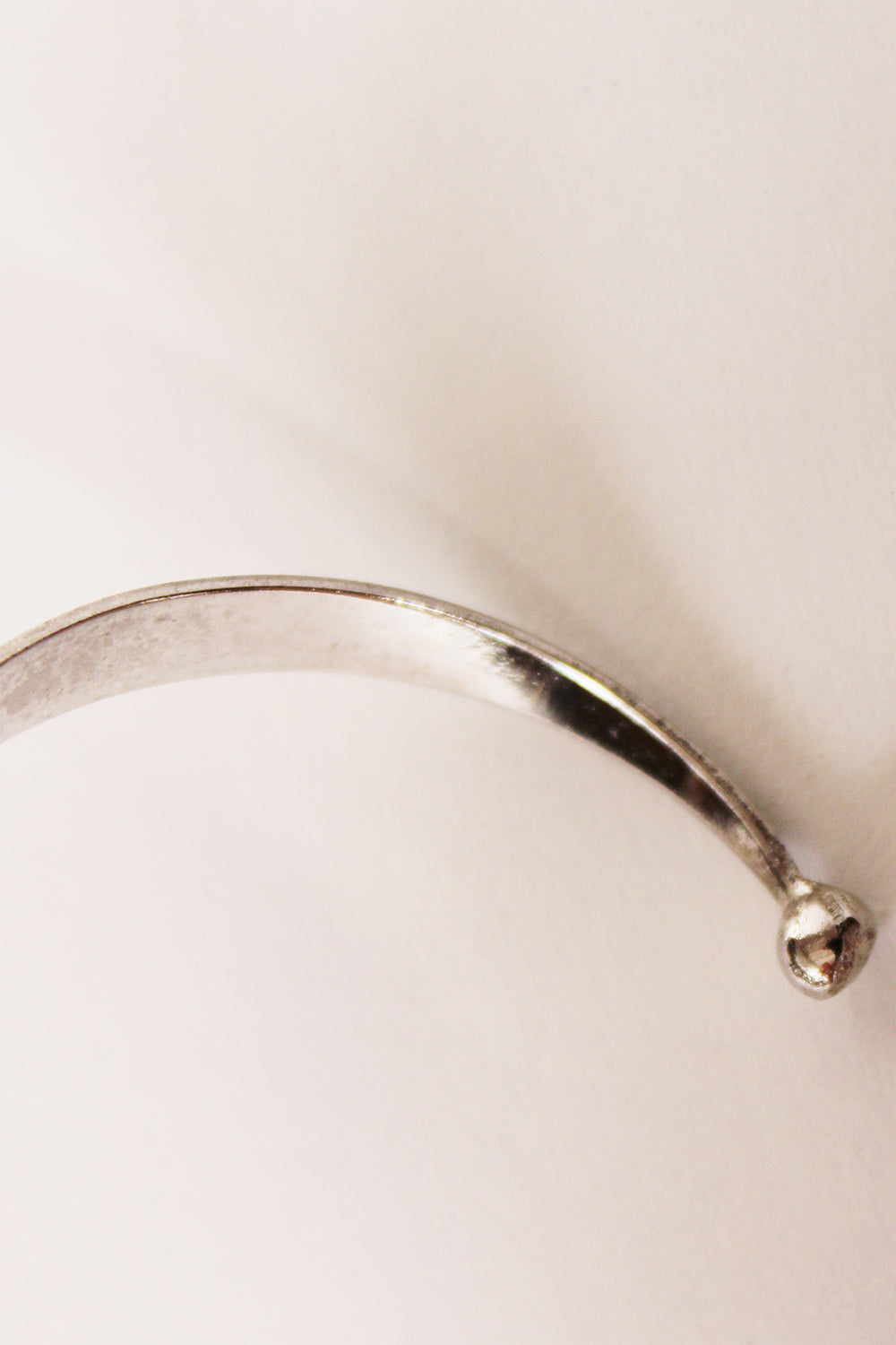 Vintage bewerkte metalen klemarmband