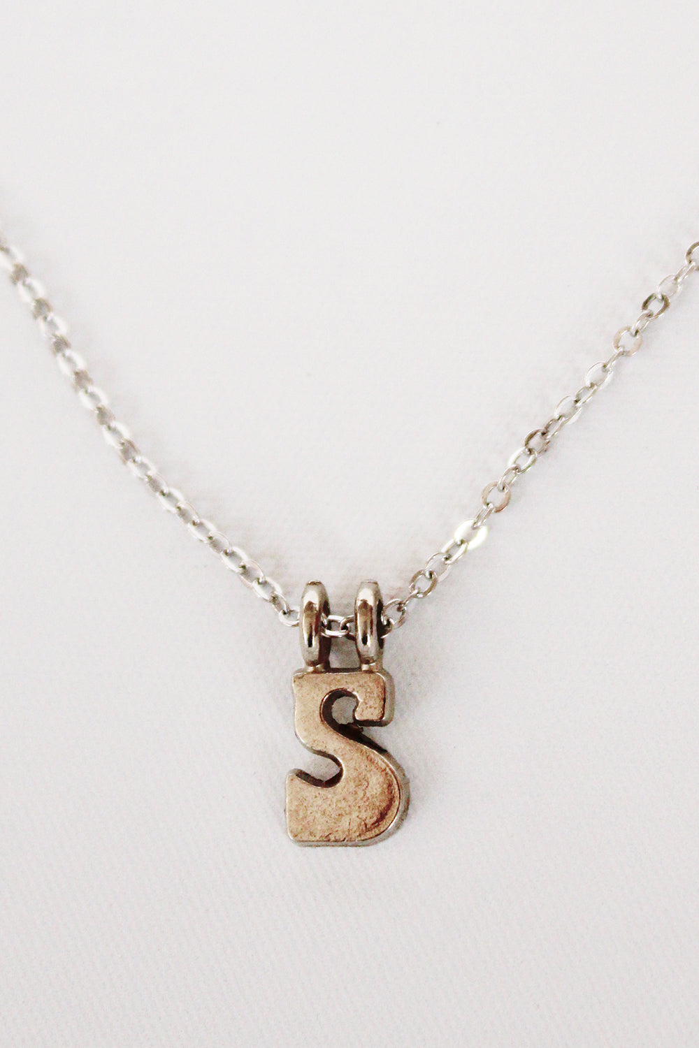 Vintage ketting met letter S hanger