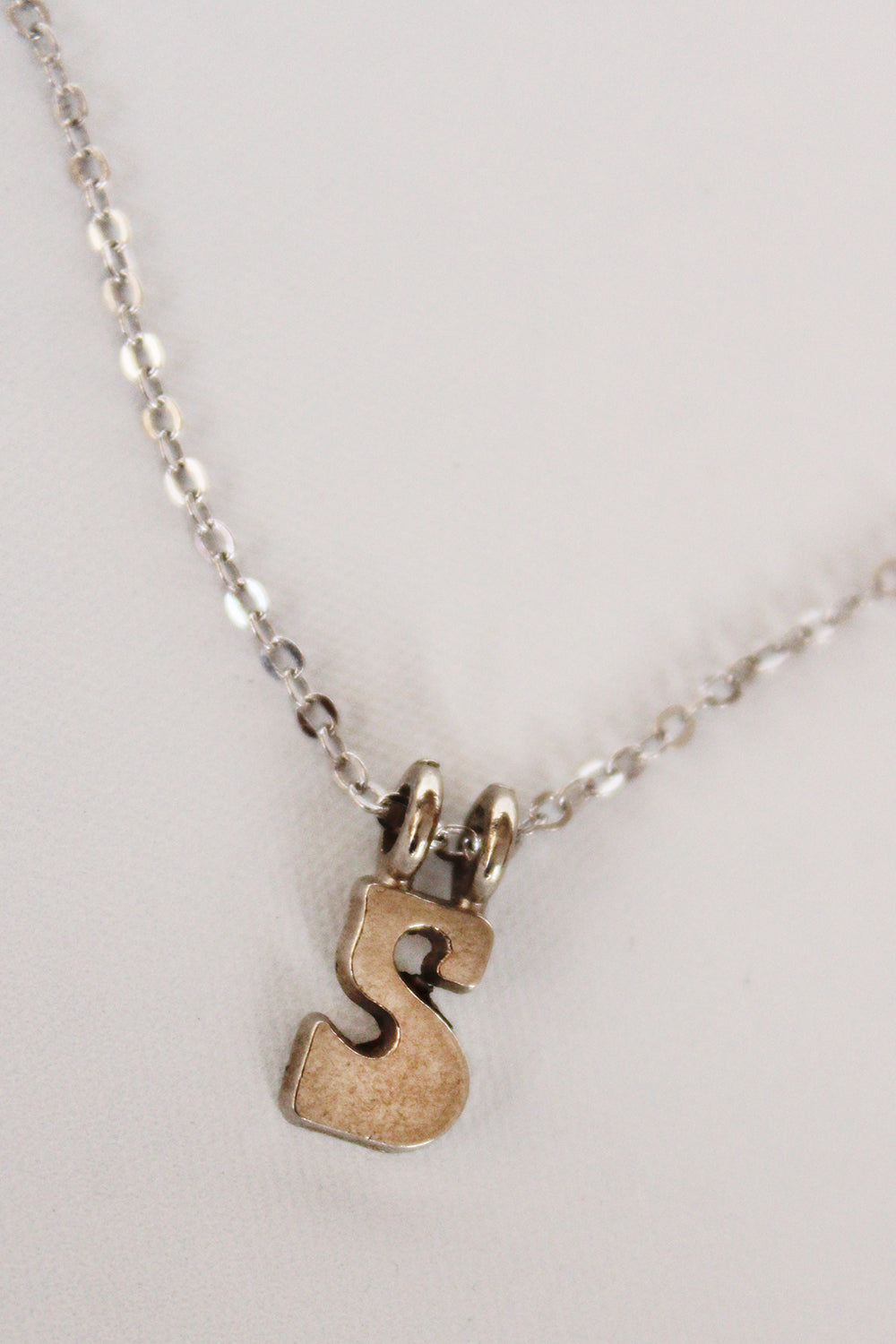 Vintage ketting met letter S hanger